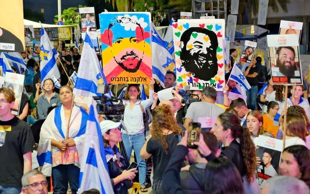 אנשים מתאגדים בכיכר החטופים לפני שחרור 20 החטופים החיים האחרונים מרצועת עזה, 13 באוקטובר 2025 (צילום: אדר אייל/מטה החטופים) אנשים מתאגדים בכיכר החטופים לפני שחרור 20 החטופים החיים האחרונים מרצועת עזה, 13 באוקטובר 2025 (צילום: אדר אייל/מטה החטופים)
