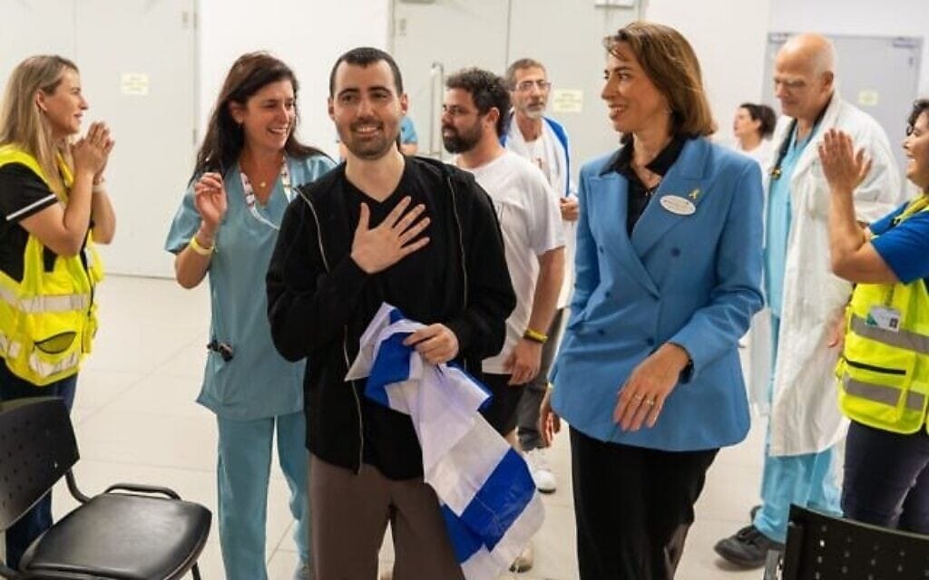 גיא גלבוע דלאל בבית החולים, לאחר שחרורו מהשבי, 13 באוקטובר 2025 (צילום: לע"מ) גיא גלבוע דלאל בבית החולים, לאחר שחרורו מהשבי, 13 באוקטובר 2025 (צילום: לע"מ)