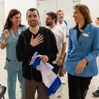 גיא גלבוע דלאל בבית החולים, לאחר שחרורו מהשבי, 13 באוקטובר 2025 (צילום: לע"מ) גיא גלבוע דלאל בבית החולים, לאחר שחרורו מהשבי, 13 באוקטובר 2025 (צילום: לע"מ)