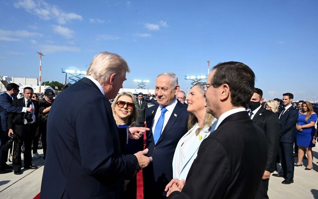 ראש הממשלה בנימין נתניהו ורעייתו שרה, יחד עם נשיא המדינה יצחק הרצוג ורעייתו מיכל, מקבלים את פניו של נשיא ארה״ב דונלד טראמפ בנמל התעופה בן-גוריון. 13 באוקטובר 2025 (צילום: אבי אוחיון/לע"מ) ראש הממשלה בנימין נתניהו ורעייתו שרה, יחד עם נשיא המדינה יצחק הרצוג ורעייתו מיכל, מקבלים את פניו של נשיא ארה״ב דונלד טראמפ בנמל התעופה בן-גוריון. 13 באוקטובר 2025 (צילום: אבי אוחיון/לע"מ)
