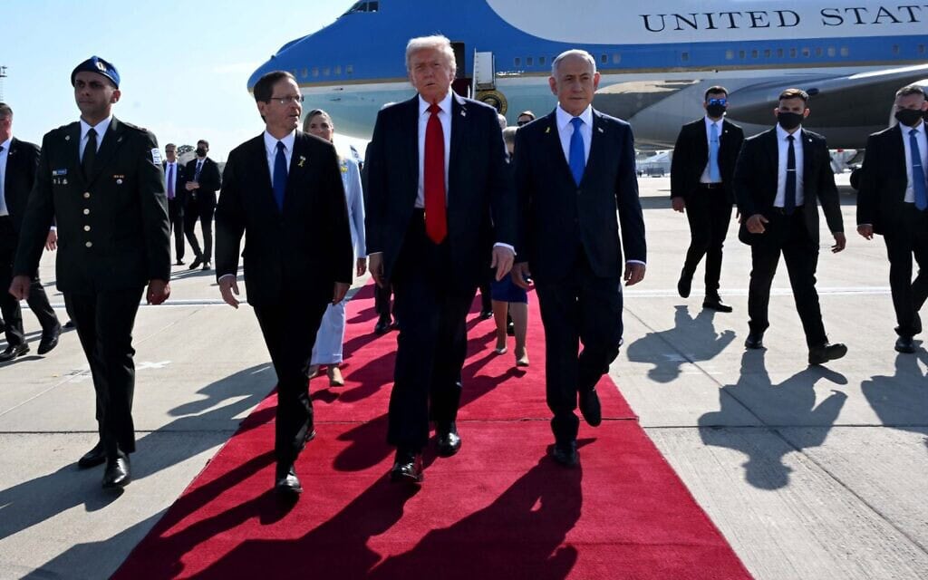 ראש הממשלה בנימין נתניהו ונשיא המדינה יצחק הרצוג מקבלים את פניו של נשיא ארצות הברית דונלד טראמפ בשדה התעופה בן-גוריון. 13 באוקטובר 2025 (צילום: אבי אוחיון/לע"מ)