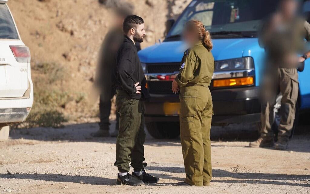 מתן אנגרסט במחנה רעים לאחר שחרורו משבי חמאס, 13 באוקטובר 2025 (צילום: דובר צה"ל) מתן אנגרסט במחנה רעים לאחר שחרורו משבי חמאס, 13 באוקטובר 2025 (צילום: דובר צה"ל)