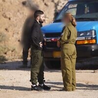 מתן אנגרסט במחנה רעים לאחר שחרורו משבי חמאס, 13 באוקטובר 2025 (צילום: דובר צה"ל) מתן אנגרסט במחנה רעים לאחר שחרורו משבי חמאס, 13 באוקטובר 2025 (צילום: דובר צה"ל)