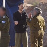 אלון אהל במחנה רעים לאחר שחרורו משבי חמאס, 13 באוקטובר 2025 (צילום: דובר צה"ל) אלון אהל במחנה רעים לאחר שחרורו משבי חמאס, 13 באוקטובר 2025 (צילום: דובר צה"ל)