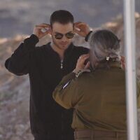 אלון אהל במחנה רעים לאחר שחרורו משבי חמאס, 13 באוקטובר 2025 (צילום: דובר צה"ל) אלון אהל במחנה רעים לאחר שחרורו משבי חמאס, 13 באוקטובר 2025 (צילום: דובר צה"ל)