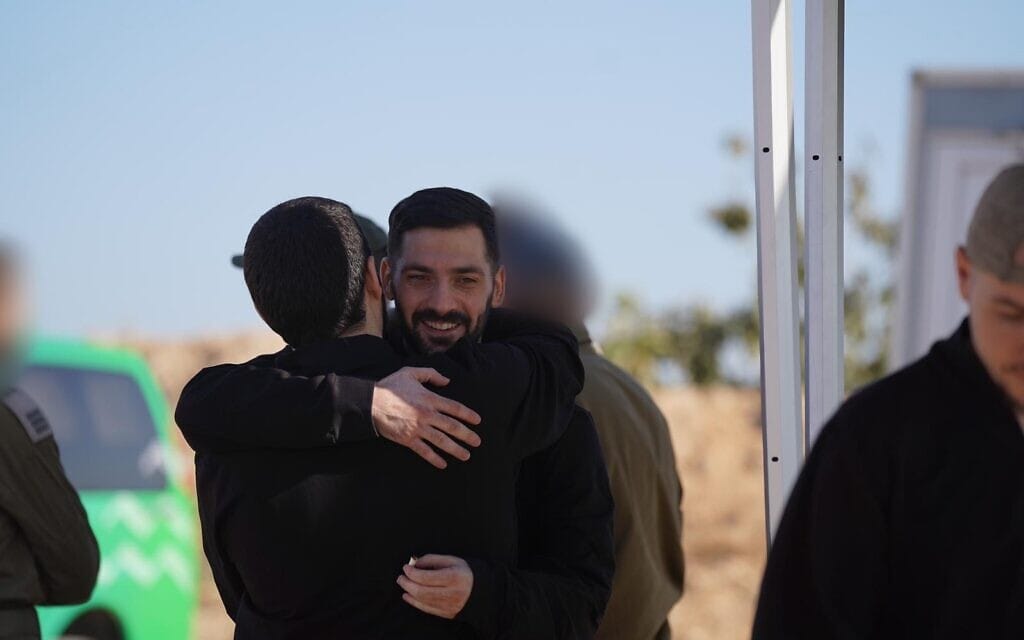 התאומים זיו וגלי ברמן מתאחדים במחנה רעים לאחר שחרורם משבי חמאס, 13 באוקטובר 2025 (צילום: דובר צה"ל) התאומים זיו וגלי ברמן מתאחדים במחנה רעים לאחר שחרורם משבי חמאס, 13 באוקטובר 2025 (צילום: דובר צה"ל)