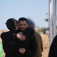 התאומים זיו וגלי ברמן מתאחדים במחנה רעים לאחר שחרורם משבי חמאס, 13 באוקטובר 2025 (צילום: דובר צה"ל) התאומים זיו וגלי ברמן מתאחדים במחנה רעים לאחר שחרורם משבי חמאס, 13 באוקטובר 2025 (צילום: דובר צה"ל)
