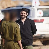 גלי ברמן במחנה רעים לאחר שחרורו משבי חמאס, 13 באוקטובר 2025 (צילום: דובר צה"ל) גלי ברמן במחנה רעים לאחר שחרורו משבי חמאס, 13 באוקטובר 2025 (צילום: דובר צה"ל)