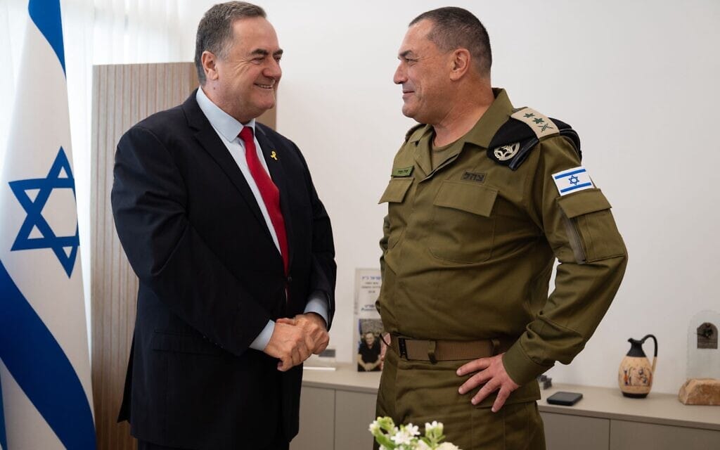 שר הביטחון ישראל כ"ץ והרמטכ"ל רב-אלוף אייל זמיר בכנסת ברגע של שמחה עם חזרת החטופים ארצה. 13 באוקטובר 2025 (צילום: דובר צה"ל) שר הביטחון ישראל כ"ץ והרמטכ"ל רב-אלוף אייל זמיר בכנסת ברגע של שמחה עם חזרת החטופים ארצה. 13 באוקטובר 2025 (צילום: דובר צה"ל)