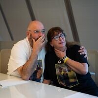 הדודים של גלי וזיו ברמן, כבית וניר, צופים בחזרתם לארץ. 13 באוקטובר 2025 (צילום: דובר צה"ל) הדודים של גלי וזיו ברמן, כבית וניר, צופים בחזרתם לארץ. 13 באוקטובר 2025 (צילום: דובר צה"ל)