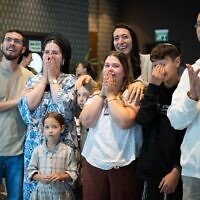 משפחתו של איתן מור במחנה רעים, ממתינה להגעתו. 13 באוקטובר 2025 (צילום: דובר צה"ל) משפחתו של איתן מור במחנה רעים, ממתינה להגעתו. 13 באוקטובר 2025 (צילום: דובר צה"ל)