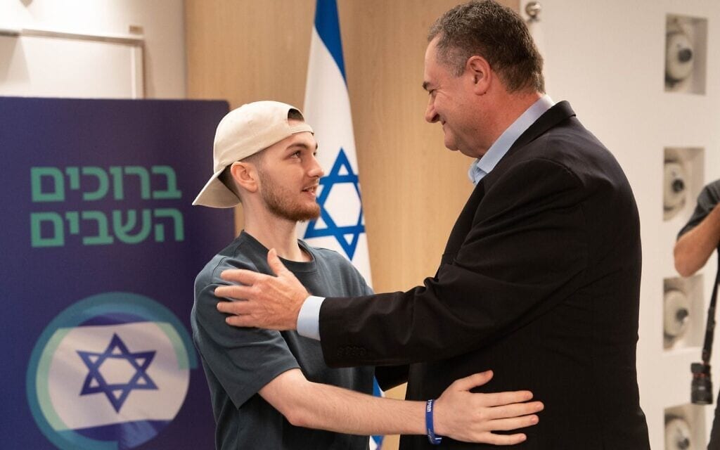 שר הביטחון ישראל כ"ץ מחבק את בר קופרשטיין ששב משבי חמאס, 15 באוקטובר 2025 (צילום: אריאל חרמוני/משרד הביטחון) שר הביטחון ישראל כ"ץ מחבק את בר קופרשטיין ששב משבי חמאס, 15 באוקטובר 2025 (צילום: אריאל חרמוני/משרד הביטחון)