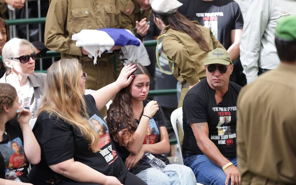 משפחתו של תמיר נמרודי בהלווייתו, 16 באוקטובר 2025 (צילום: אלון גלבוע/מטה משפחות החטופים) משפחתו של תמיר נמרודי בהלווייתו, 16 באוקטובר 2025 (צילום: אלון גלבוע/מטה משפחות החטופים)