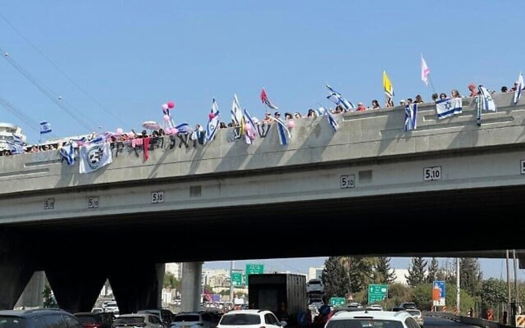 אנשים נושאים דגלים בדרך אלוף שדה בעת מסע הלוויה של ענבר היימן, 17 באוקטובר 2025 (צילום: יעל גדות, התנועה למען הדמוקרטיה בישראל) אנשים נושאים דגלים בדרך אלוף שדה בעת מסע הלוויה של ענבר היימן, 17 באוקטובר 2025 (צילום: יעל גדות, התנועה למען הדמוקרטיה בישראל)