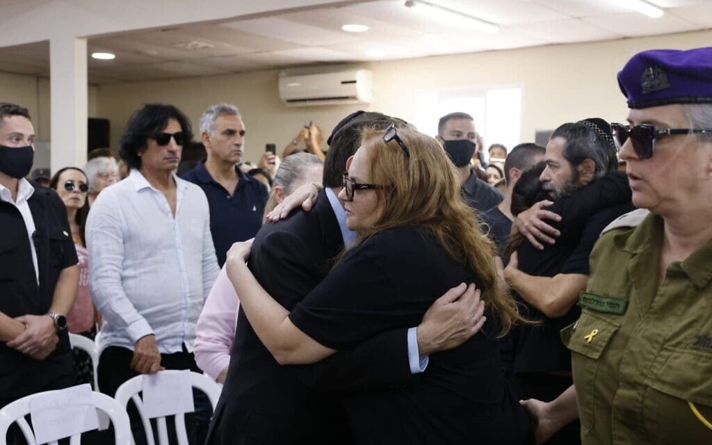 הנשיא יצחק הרצוג ואמה של ענבר הימן בהלווייתה בפתח תקווה, 17 באוקטובר 2025 (צילום: יוסי זמיר, לע"מ) הנשיא יצחק הרצוג ואמה של ענבר הימן בהלווייתה בפתח תקווה, 17 באוקטובר 2025 (צילום: יוסי זמיר, לע"מ)