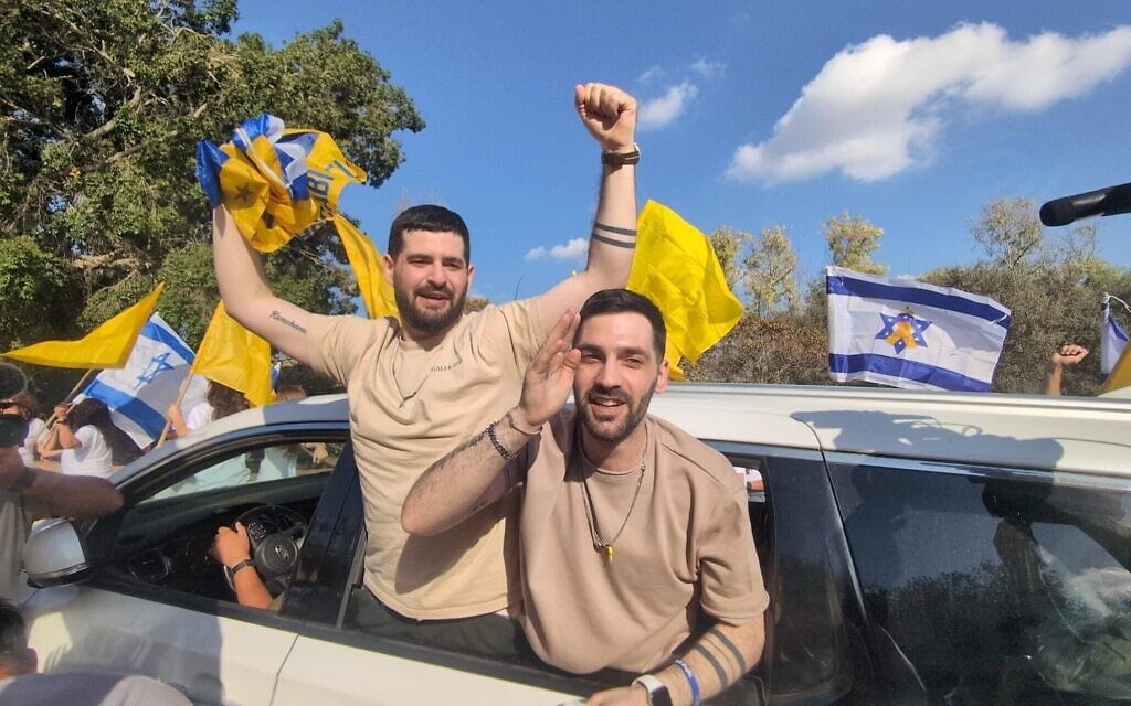 שורדי השבי האחים גלי וזיו ברמן, ששוחררו מבית החולים, שבו הביתה לקיבוץ בית גוברין, 19 באוקטובר 2025 (צילום: Tanya Zion-Waldoks/Israeli Pro-Democracy Protest Movement) שורדי השבי האחים גלי וזיו ברמן, ששוחררו מבית החולים, שבו הביתה לקיבוץ בית גוברין, 19 באוקטובר 2025 (צילום: Tanya Zion-Waldoks/Israeli Pro-Democracy Protest Movement)