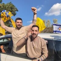 שורדי השבי האחים גלי וזיו ברמן, ששוחררו מבית החולים, שבו הביתה לקיבוץ בית גוברין, 19 באוקטובר 2025 (צילום: Tanya Zion-Waldoks/Israeli Pro-Democracy Protest Movement) שורדי השבי האחים גלי וזיו ברמן, ששוחררו מבית החולים, שבו הביתה לקיבוץ בית גוברין, 19 באוקטובר 2025 (צילום: Tanya Zion-Waldoks/Israeli Pro-Democracy Protest Movement)