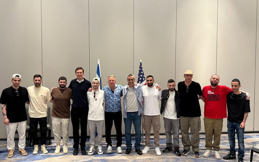 חטופים משוחררים עם השליח האמריקאי המיוחד סטיב ויטקוף והיועץ הבכיר של הבית הלבן ג'ארד קושנר, ב־21 באוקטובר 2025 בתל אביב (צילום: מטה החטופים) חטופים משוחררים עם השליח האמריקאי המיוחד סטיב ויטקוף והיועץ הבכיר של הבית הלבן ג'ארד קושנר, ב־21 באוקטובר 2025 בתל אביב (צילום: מטה החטופים)