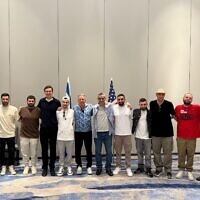 חטופים משוחררים עם השליח האמריקאי המיוחד סטיב ויטקוף והיועץ הבכיר של הבית הלבן ג'ארד קושנר, ב־21 באוקטובר 2025 בתל אביב (צילום: מטה החטופים) חטופים משוחררים עם השליח האמריקאי המיוחד סטיב ויטקוף והיועץ הבכיר של הבית הלבן ג'ארד קושנר, ב־21 באוקטובר 2025 בתל אביב (צילום: מטה החטופים)