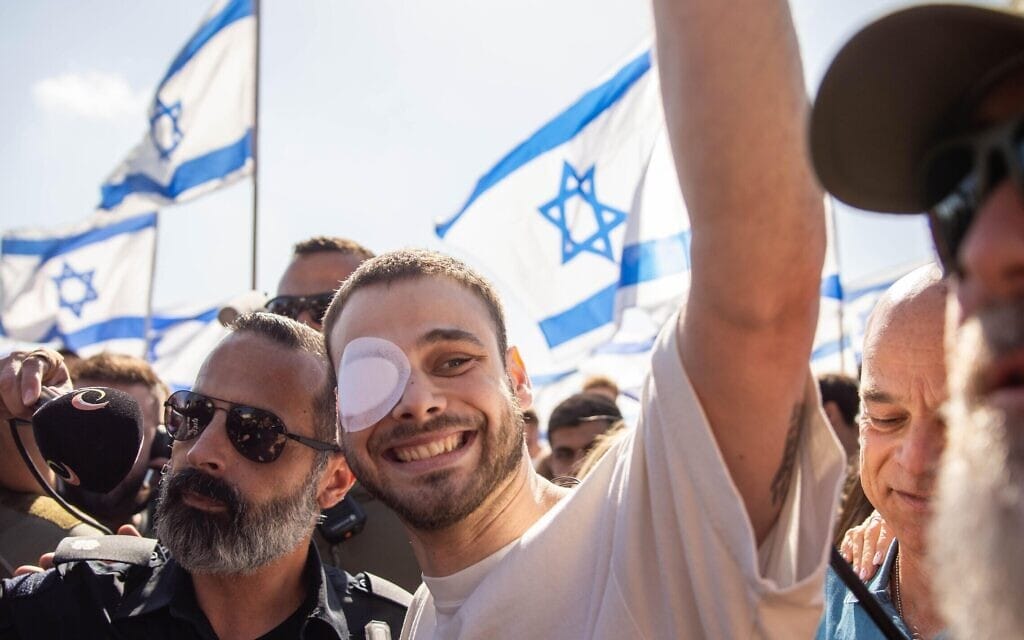 שורד השבי החטוף המשוחרר אלון אהל הגיע לביתו ביישוב לבון, 24 באוקטובר 2025 (צילום: נועם קרמפף/מטה מחאת הדמוקרטיה) שורד השבי החטוף המשוחרר אלון אהל הגיע לביתו ביישוב לבון, 24 באוקטובר 2025 (צילום: נועם קרמפף/מטה מחאת הדמוקרטיה)