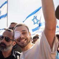 שורד השבי החטוף המשוחרר אלון אהל הגיע לביתו ביישוב לבון, 24 באוקטובר 2025 (צילום: נועם קרמפף/מטה מחאת הדמוקרטיה) שורד השבי החטוף המשוחרר אלון אהל הגיע לביתו ביישוב לבון, 24 באוקטובר 2025 (צילום: נועם קרמפף/מטה מחאת הדמוקרטיה)
