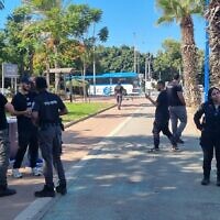 פקחי עיריית אשדוד וכוח של משטרת ישראל מגיעים לדוכן של "חוזרים בתבונה" בעיר על מנת לפנות אותו, 27 באוקטובר 2025 (צילום: תני גולדשטיין) פקחי עיריית אשדוד וכוח של משטרת ישראל מגיעים לדוכן של "חוזרים בתבונה" בעיר על מנת לפנות אותו, 27 באוקטובר 2025 (צילום: תני גולדשטיין)
