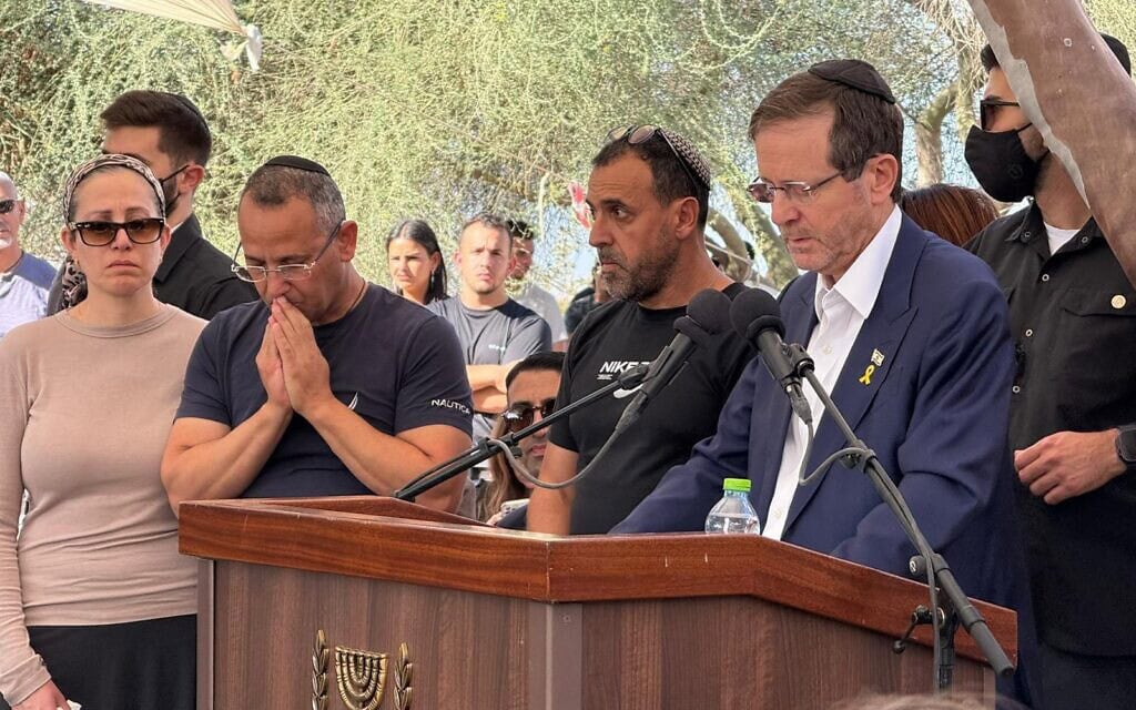 הנשיא יצחק הרצוג בהלווייתו של יוסי שרעבי. 27 באוקטובר 2025 (צילום: דוברות בית הנשיא) הנשיא יצחק הרצוג בהלווייתו של יוסי שרעבי. 27 באוקטובר 2025 (צילום: דוברות בית הנשיא)
