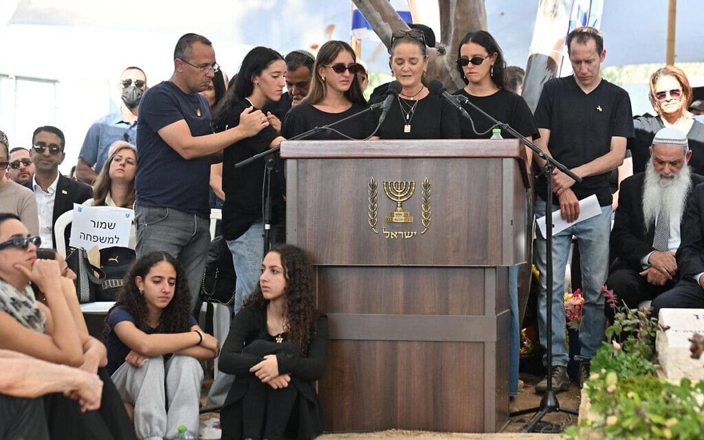 נירה שרעבי סופדת לבעלה יוסי שנרצח בשבי חמאס. 27 באוקטובר 2025 נירה שרעבי סופדת לבעלה יוסי שנרצח בשבי חמאס. 27 באוקטובר 2025