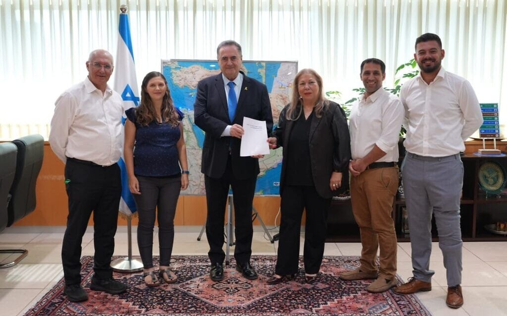 שר הביטחון ישראל כ״ץ מקבל את דוח הוועדה לבחינת גלי צה״ל, 28 באוקטובר 2025 (צילום: אלעד מלכה, משרד הביטחון) שר הביטחון ישראל כ״ץ מקבל את דוח הוועדה לבחינת גלי צה״ל, 28 באוקטובר 2025 (צילום: אלעד מלכה, משרד הביטחון)