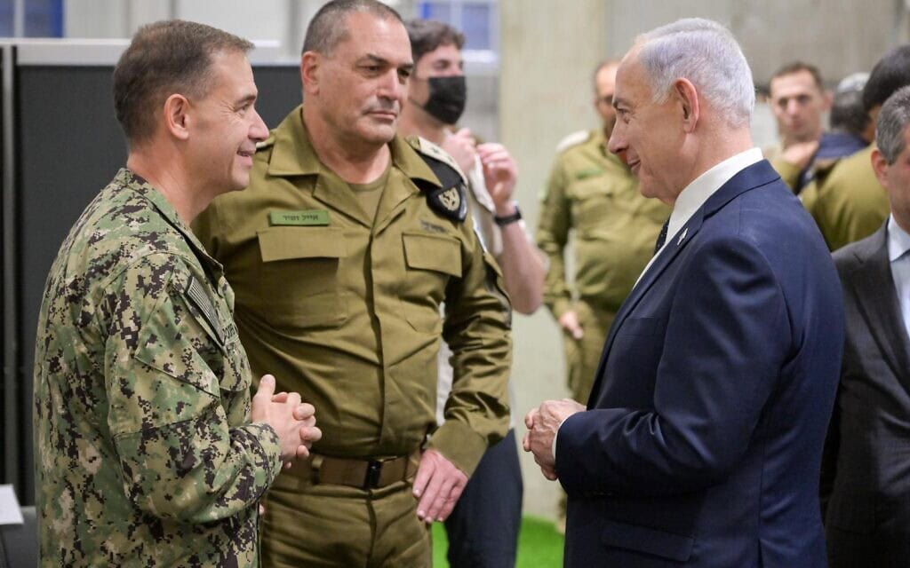 ראש הממשלה בנימין נתניהו, הרמטכ"ל אייל זמיר ומפקד פיקוד המרכז של ארצות הברית (סנטקום) בראד קופר במרכז לתיאום אזרחי־צבאי בקריית גת, 29 באוקטובר 2025 (צילום: מעיין טואף / לע"מ) ראש הממשלה בנימין נתניהו, הרמטכ"ל אייל זמיר ומפקד פיקוד המרכז של ארצות הברית (סנטקום) בראד קופר במרכז לתיאום אזרחי־צבאי בקריית גת, 29 באוקטובר 2025 (צילום: מעיין טואף / לע"מ)