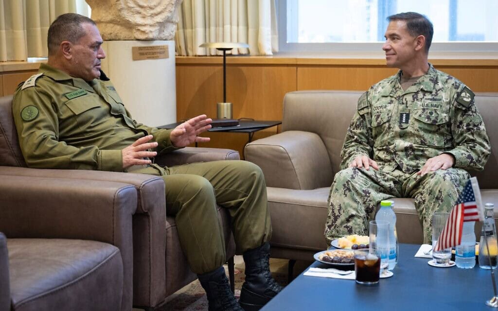 הרמטכ״ל רב אלוף אייל זמיר משוחח עם מפקד סנטקום אדמירל בראד קופר. 11 באוקטובר 2025 (צילום: דובר צה״ל ) הרמטכ״ל רב אלוף אייל זמיר משוחח עם מפקד סנטקום אדמירל בראד קופר. 11 באוקטובר 2025 (צילום: דובר צה״ל )