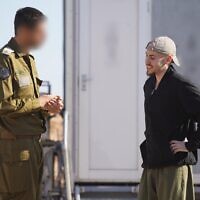 איתן מור במחנה רעים לאחר שחרורו משבי חמאס, 13 באוקטובר 2025 (צילום: דובר צה"ל) איתן מור במחנה רעים לאחר שחרורו משבי חמאס, 13 באוקטובר 2025 (צילום: דובר צה"ל)