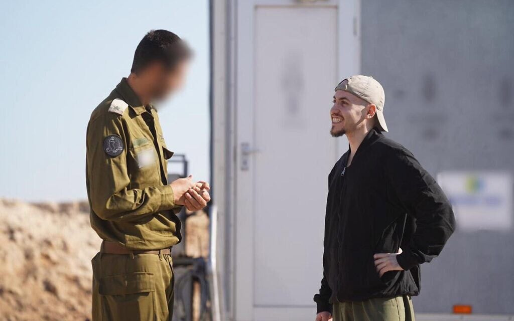 איתן מור במחנה רעים לאחר שחרורו משבי חמאס, 13 באוקטובר 2025 (צילום: דובר צה"ל) איתן מור במחנה רעים לאחר שחרורו משבי חמאס, 13 באוקטובר 2025 (צילום: דובר צה"ל)