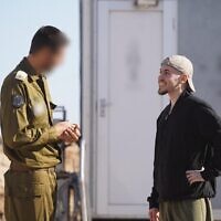 איתן מור במחנה רעים לאחר שחרורו משבי חמאס, 13 באוקטובר 2025 (צילום: דובר צה"ל) איתן מור במחנה רעים לאחר שחרורו משבי חמאס, 13 באוקטובר 2025 (צילום: דובר צה"ל)