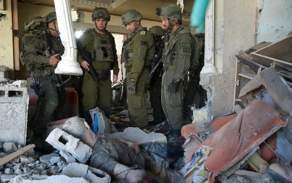 אלוף פיקוד הדרום לשעבר ירון פינקלמן, ראש אגף המבצעים לשעבר אלוף עודד בסיוק ומפקד אוגדת עזה תת־אלוף ברק חירם עומדים מעל גופתו של סנוואר ב־17 באוקטובר 2024 (צילום: דובר צה״ל) אלוף פיקוד הדרום לשעבר ירון פינקלמן, ראש אגף המבצעים לשעבר אלוף עודד בסיוק ומפקד אוגדת עזה תת־אלוף ברק חירם עומדים מעל גופתו של סנוואר ב־17 באוקטובר 2024 (צילום: דובר צה״ל)