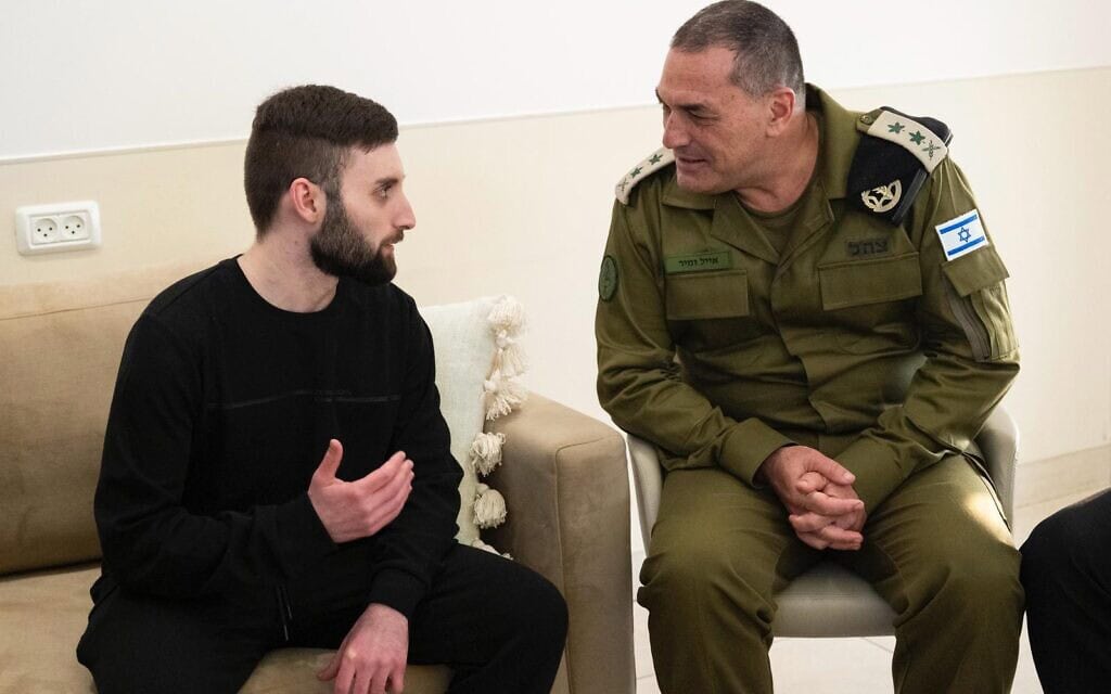 הרמטכ"ל אייל זמיר ופדוי השבי מתן אנגרסט בבית החולים איכילוב בתל אביב, 15 באוקטובר 2025 (צילום: צה"ל) הרמטכ"ל אייל זמיר ופדוי השבי מתן אנגרסט בבית החולים איכילוב בתל אביב, 15 באוקטובר 2025 (צילום: צה"ל)