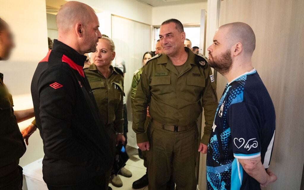 הרמטכ"ל אייל זמיר ופדויי השבי איתן הורן ויאיר הורן בבית החולים איכילוב בתל אביב, 15 באוקטובר 2025 (צילום: צה"ל) הרמטכ"ל אייל זמיר ופדויי השבי איתן הורן ויאיר הורן בבית החולים איכילוב בתל אביב, 15 באוקטובר 2025 (צילום: צה"ל)
