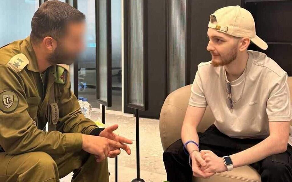 מפקד בא"ח נח"ל נפגש עם שורד השבי בר קופרשטיין, 17 באוקטובר 2025 (צילום: דובר צה"ל) מפקד בא"ח נח"ל נפגש עם שורד השבי בר קופרשטיין, 17 באוקטובר 2025 (צילום: דובר צה"ל)
