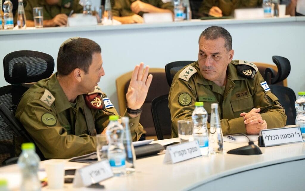 הרמטכ"ל אייל זמיר ומפקד פיקוד המרכז אבי בלוט במפקדת פיקוד המרכז בירושלים, 21 באוקטובר 2025 (צילום: צה"ל) הרמטכ"ל אייל זמיר ומפקד פיקוד המרכז אבי בלוט במפקדת פיקוד המרכז בירושלים, 21 באוקטובר 2025 (צילום: צה"ל)