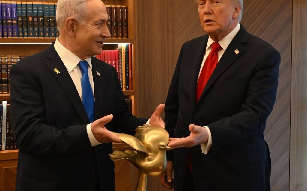 בנימין נתניהו העניק לנשיא ארה"ב דונלד טראמפ פסל יונת שלום, 13 באוקטובר 2025 (צילום: דוברות ראש הממשלה) בנימין נתניהו העניק לנשיא ארה"ב דונלד טראמפ פסל יונת שלום, 13 באוקטובר 2025 (צילום: דוברות ראש הממשלה)