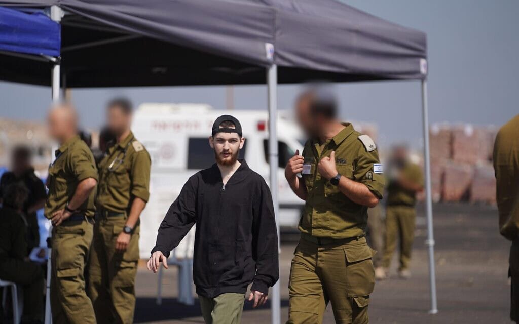 בר קופרשטיין בזמן המפגש עם צה"ל עם חזרתו מהשבי, 13 באוקטובר 2025 (צילום: דובר צה"ל) בר קופרשטיין בזמן המפגש עם צה"ל עם חזרתו מהשבי, 13 באוקטובר 2025 (צילום: דובר צה"ל)