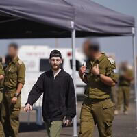 בר קופרשטיין בזמן המפגש עם צה"ל עם חזרתו מהשבי, 13 באוקטובר 2025 (צילום: דובר צה"ל) בר קופרשטיין בזמן המפגש עם צה"ל עם חזרתו מהשבי, 13 באוקטובר 2025 (צילום: דובר צה"ל)