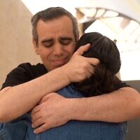 עמרי מירן מתאחד עם אשתו לישי מירן במחנה רעים אחרי ששוחרר משבי חמאס. 13 באוקטובר 2025 (צילום: דובר צה"ל) עמרי מירן מתאחד עם אשתו לישי מירן במחנה רעים אחרי ששוחרר משבי חמאס. 13 באוקטובר 2025 (צילום: דובר צה"ל)