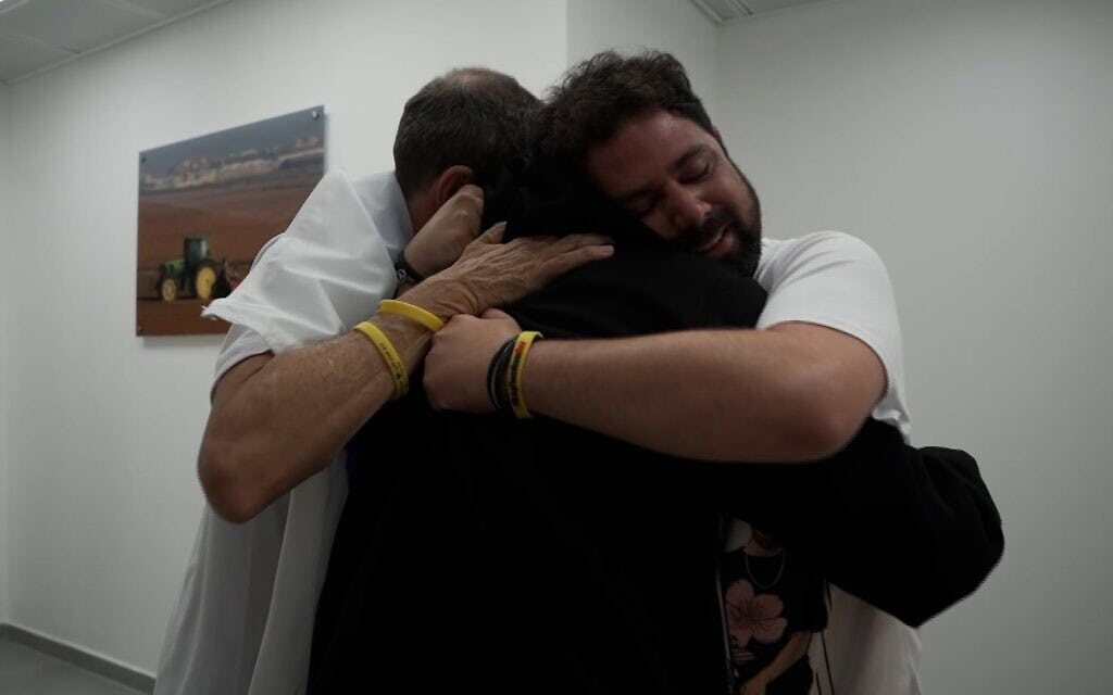 גיא גלבוע דלאל מתאחד עם משפחתו במחנה רעים. 13 באוקטובר 2025 (צילום: דובר צה"ל) גיא גלבוע דלאל מתאחד עם משפחתו במחנה רעים. 13 באוקטובר 2025 (צילום: דובר צה"ל)