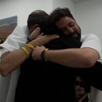 גיא גלבוע דלאל מתאחד עם משפחתו במחנה רעים. 13 באוקטובר 2025 (צילום: דובר צה"ל) גיא גלבוע דלאל מתאחד עם משפחתו במחנה רעים. 13 באוקטובר 2025 (צילום: דובר צה"ל)