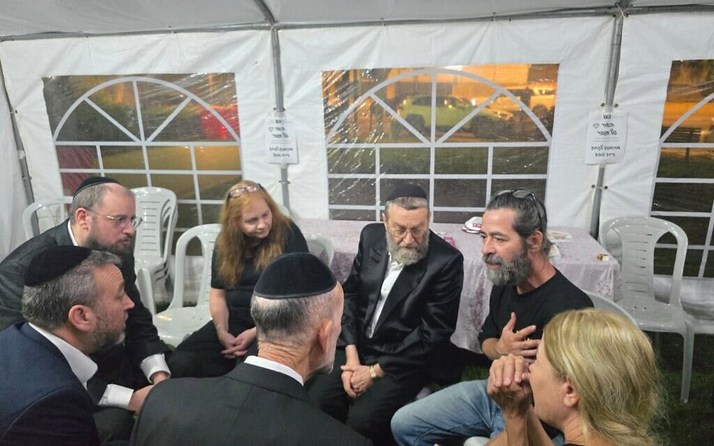 חברי הכנסת משה גפני ואורי מקלב בניחום אצל משפחתה של ענבר היימן בפתח תקווה. 18 באוקטובר 2025 חברי הכנסת משה גפני ואורי מקלב בניחום אצל משפחתה של ענבר היימן בפתח תקווה. 18 באוקטובר 2025
