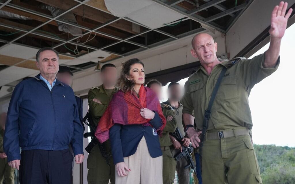 אלוף פיקוד צפון רפי מילוא, שליחת נשיא ארה"ב ללבנון מורגן אורטגוס ושר הביטחון ישראל כ"ץ בגבול לבנון, 26 באוקטובר 2025 (צילום: אריאל חרמוני/משרד הביטחון) אלוף פיקוד צפון רפי מילוא, שליחת נשיא ארה"ב ללבנון מורגן אורטגוס ושר הביטחון ישראל כ"ץ בגבול לבנון, 26 באוקטובר 2025 (צילום: אריאל חרמוני/משרד הביטחון)