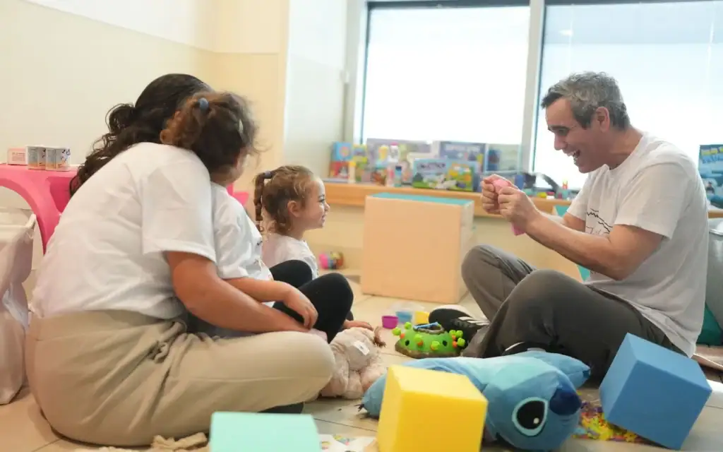 שורד השבי עומרי מידן עם אשתו לישי ובנותיו בבית החולים, 13 באוקטובר 2025 (צילום: אלעד מלכה, לשכת העיתונות הממשלתית) שורד השבי עומרי מידן עם אשתו לישי ובנותיו בבית החולים, 13 באוקטובר 2025 (צילום: אלעד מלכה, לשכת העיתונות הממשלתית)