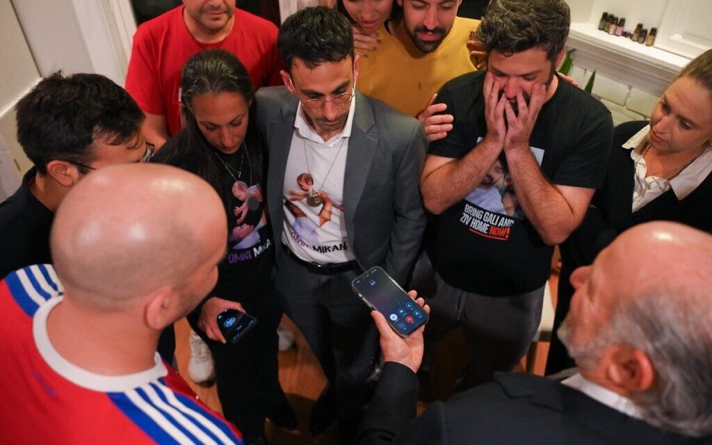 שר המסחר האמריקאי הווארד לוטניק עם משפחות חטופים בוושינגטון בשיחה עם נשיא ארצות הברית דונלד טראמפ. 9 באוקטובר 2025 (צילום: לירי אגמי) שר המסחר האמריקאי הווארד לוטניק עם משפחות חטופים בוושינגטון בשיחה עם נשיא ארצות הברית דונלד טראמפ. 9 באוקטובר 2025 (צילום: לירי אגמי)