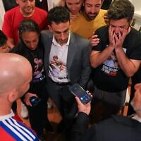 שר המסחר האמריקאי הווארד לוטניק עם משפחות חטופים בוושינגטון בשיחה עם נשיא ארצות הברית דונלד טראמפ. 9 באוקטובר 2025 (צילום: לירי אגמי) שר המסחר האמריקאי הווארד לוטניק עם משפחות חטופים בוושינגטון בשיחה עם נשיא ארצות הברית דונלד טראמפ. 9 באוקטובר 2025 (צילום: לירי אגמי)